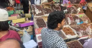 কম দামের ফাঁদে প্রতারণা, খেজুর ব্যবসায়ীর সন্ত্রাসী আচরণ