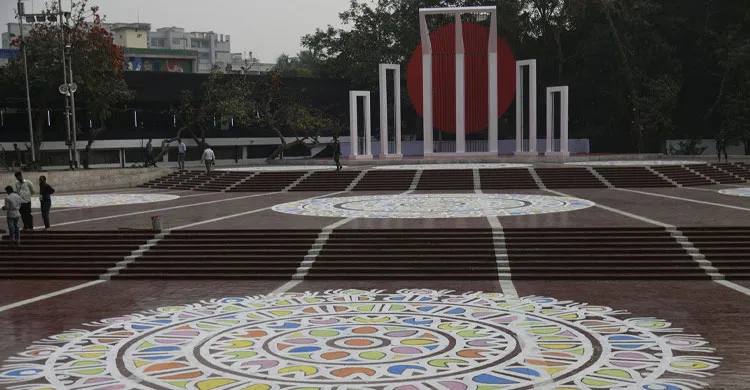 প্রস্তুত শহীদ মিনার, প্রথম প্রহর থেকে শ্রদ্ধা নিবেদন