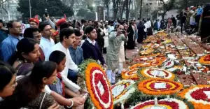 ভোরের আলোয় ফুলে ফুলে ভরে উঠল কেন্দ্রীয় শহীদ মিনার