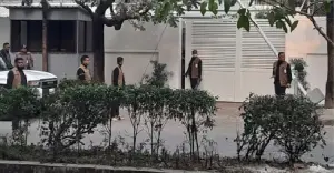 প্রধানমন্ত্রীর বাসভবনের সামনে অবস্থান, ছয়জন আটক