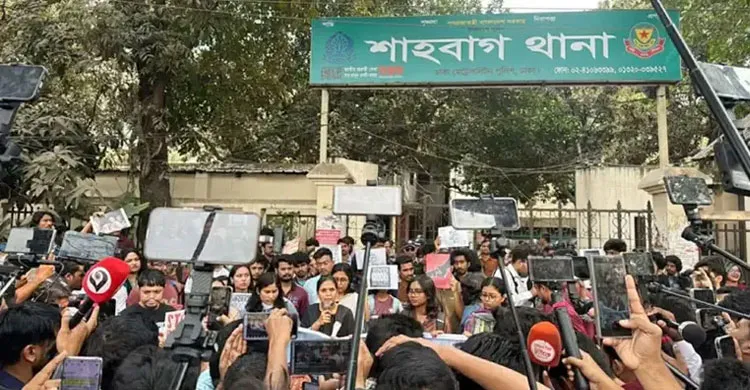 রমনা বিভাগের ডিসিকে অপসারণ দাবিতে শাহবাগে ঢাবি শিক্ষার্থীদের বিক্ষোভ