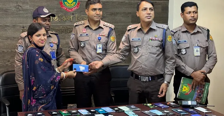 জিডির ভিত্তিতে ৫০ মোবাইল উদ্ধার, মালিকদের বুঝিয়ে দিল পল্টন থানা