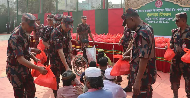 বিজিবি'র উদ্যোগে পবিত্র মাহে রমজান উপলক্ষ্যে ইফতার সামগ্রী বিতরণ