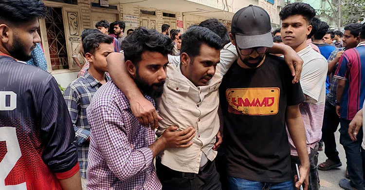 শিবিরের নেতৃত্বে জবিতে সাংবাদিকদের উপর হামলা, আহত ১২