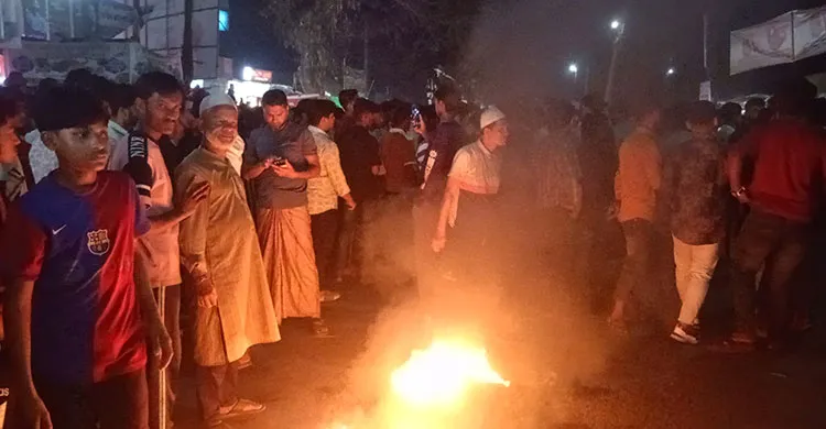 যুবদল নেতার মৃত্যুর প্রতিবাদে রায়পুরে আগুন জ্বালিয়ে সড়ক অবরোধ