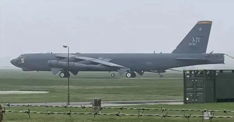 যুক্তরাজ্যে বি-৫২ বোমারু বিমান মোতায়েন করল যুক্তরাষ্ট্র