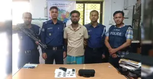 লক্ষ্মীপুরে ১টি বিদেশী রিভলবার ও ৪৬ রাউন্ড গুলিসহ এক সন্ত্রাসী গ্রেপ্তার