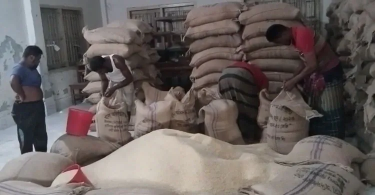 ঈদুল ফিতর উপলক্ষে নাজিরপুরে দরিদ্র পরিবারের মাঝে চাল বিতরণ