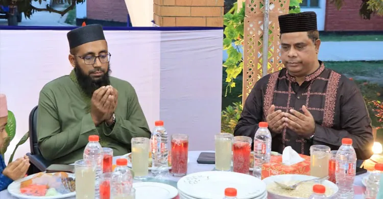নরসিংদীতে পুলিশের উদ্যোগে ইফতার ও দোয়া মাহফিল