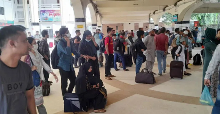 কমলাপুর স্টেশনে ঘরমুখো মানুষের ভিড়, টিকিট কেটেও সিট না পাওয়ার অভিযোগ