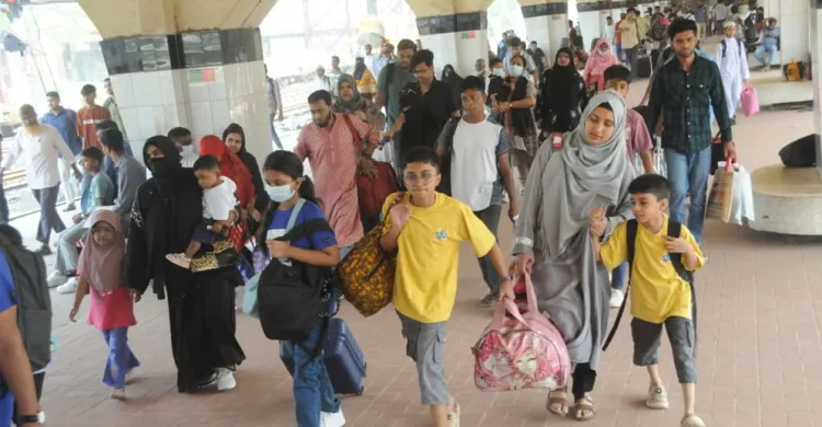 ঈদযাত্রা শুরু: টার্মিনালে ঘরমুখো মানুষের ঢল, বাড়তি ভাড়ার অভিযোগ