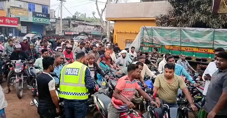 চুয়াডাঙ্গায় জ্বালানি তেলের সংকট, চালকদের ভোগান্তি