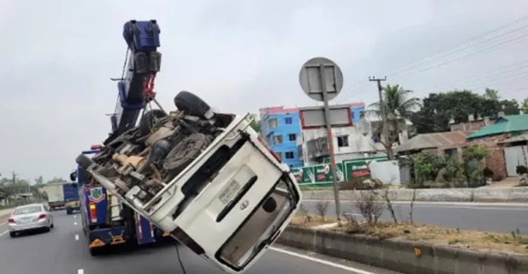 বগুড়ার শেরপুরে মাইক্রোবাসে সিলিন্ডার বিস্ফোরণ, নিহত ৩