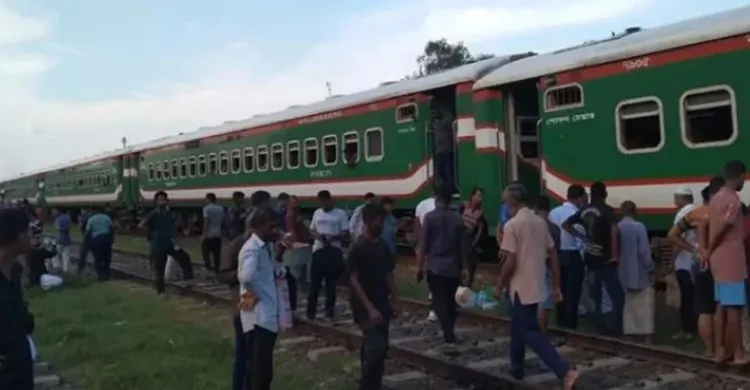 নীলসাগর এক্সপ্রেসের লাইনচ্যুত, ঢাকা-উত্তরবঙ্গ রেল যোগাযোগ বন্ধ