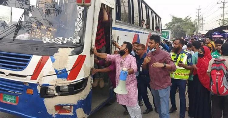 শ্রীপুরে ঈদে ঘরমুখো মানুষের যাত্রা নির্বিঘ্ন করতে মহাসড়কে তৎপর যুবদল নেতা আবু তাহের প্রধান