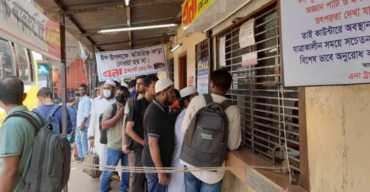 মহাখালীতে যাত্রীদের দীর্ঘ সারি, বাস-টিকিট সংকটে চরম ভোগান্তি