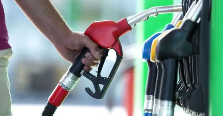 ট্রাম্পের হামলা স্থগিতের পর বিশ্ববাজারে তেলের দামতে বড় পতন