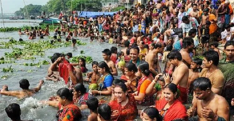 নারায়ণগঞ্জের লাঙ্গলবন্দে শুরু হয়েছে অষ্টমী স্নানোৎসব, পুণ্যার্থীদের ঢল