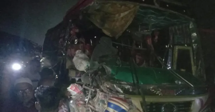 কিশোরগঞ্জে দুই বাসের মুখোমুখি সংঘর্ষ, আহত অন্তত ২০