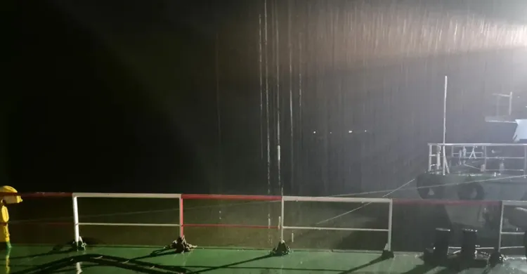 কালবৈশাখীর তাণ্ডবে দৌলতদিয়া-পাটুরিয়া নৌরুটে ফেরি চলাচল বন্ধ