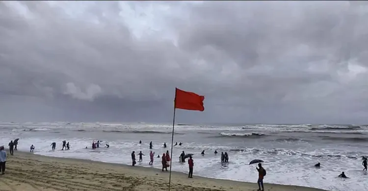 দেশের ১৫ অঞ্চলে ঝড়-বৃষ্টির পূর্বাভাস, নদীবন্দরে সতর্কতা