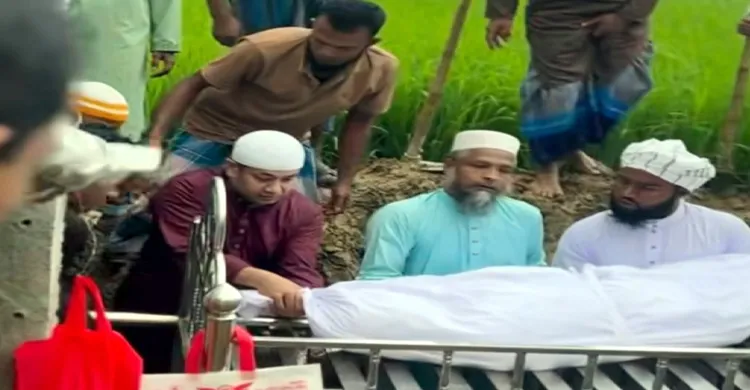 মৃত ব্যক্তির লাশ হাতে নিয়ে কবরে নেমে শায়িত করলেন তথ্য ও সম্প্রচার প্রতিমন্ত্রী