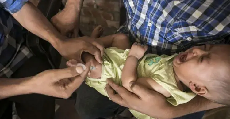 “৮ বছর টিকা বন্ধ” বনাম “নিয়মিত টিকাদান”—স্বাস্থ্য মন্ত্রণালয়ের ভেতরেই দ্বন্দ্ব, হামে ১০০ শিশুমৃত্যুতে উদ্বেগ