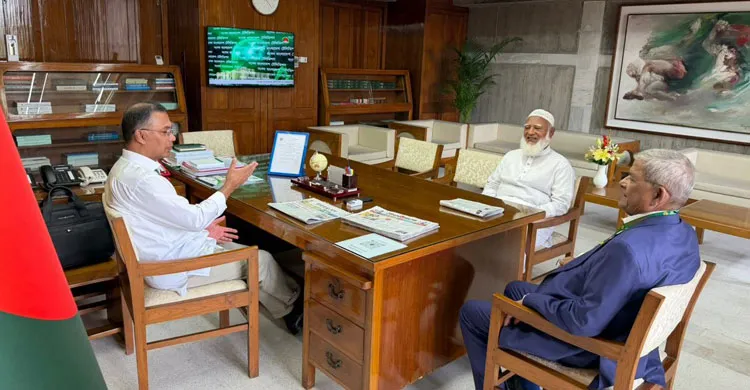 বিরোধী দলীয় নেতাকে প্রধানমন্ত্রীর বিরল সৌজন্যতা