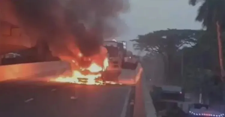 টঙ্গীতে উড়াল সড়কে চলন্ত প্রাইভেটকারে ভয়াবহ আগুন, অল্পের জন্য রক্ষা