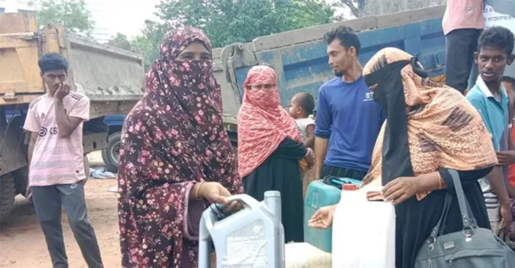 জ্বালানি নিতে দীর্ঘ লাইন, স্বামীদের সহায়তায় পাম্পে দাঁড়াচ্ছেন নারীরাও