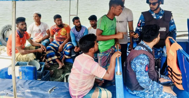 রায়পুরে মেঘনায় জাটকা ইলিশ  শিকার: ১১ জেলে আটক, অর্থদণ্ড