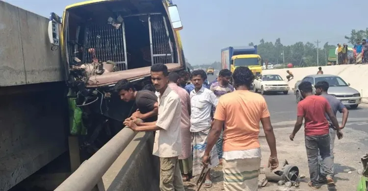 সিরাজগঞ্জে বাস দুর্ঘটনা: চালক-হেলপারসহ নিহত ৩