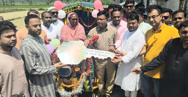 রাজশাহীর অসহায় টুলি বেগমকে উপহার পাঠালেন প্রধানমন্ত্রী