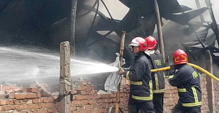 কেরানীগঞ্জে গ্যাস লাইটার কারখানায় অগ্নিকাণ্ড: ৪ মরদেহ উদ্ধার