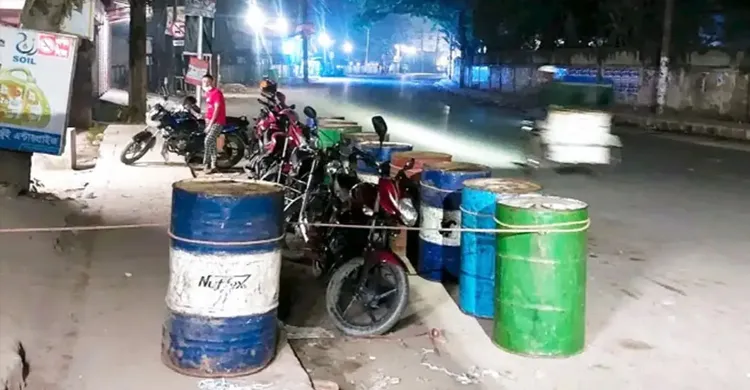 লাইনে মোটরসাইকেল রেখে গেস্ট হাউজে রাত কাটালেন চালকরা