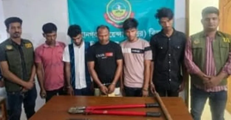 গাজীপুরে ডাকাতির প্রস্তুতিকালে গ্রেফতার ৫, দেশীয় অস্ত্রসহ ট্রাক উদ্ধার