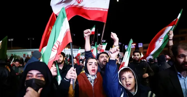 যুদ্ধবিরতি ঘোষণায় তেহরানে উদযাপন ও উল্লাস