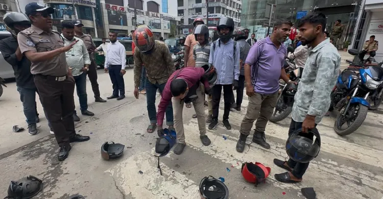 গুলশান ট্রাফিকের প্লাস্টিক হেলমেট ভাঙা কর্মসূচি