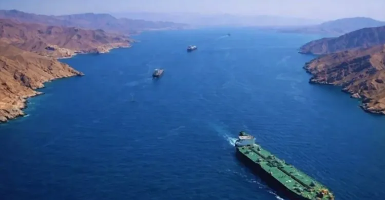 হরমুজ প্রণালিতে জাহাজ চলাচলে কড়াকড়ি: দিনে সর্বোচ্চ ১৫টির সীমা নির্ধারণ ইরানের