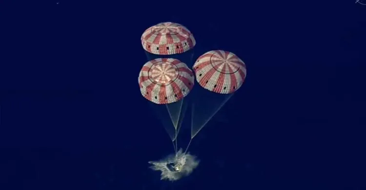 চাঁদের কক্ষপথ ঘুরে নিরাপদে পৃথিবীতে ফিরলেন চার নভোচারী