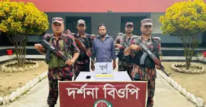 দর্শনা সীমান্তে স্বর্ণ পাচার রোধ: আড়াই কোটি টাকার বারসহ আটক ১