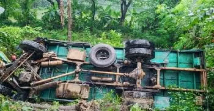 দাউদকান্দিতে চালবোঝাই ট্রাক খাদে, নিহত ৭, আহত ৬