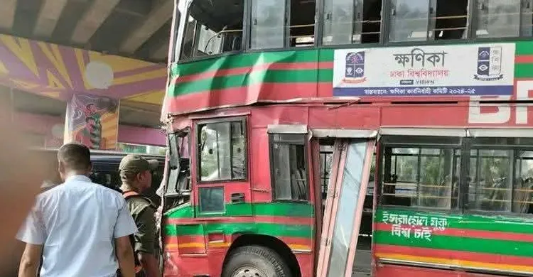 কারওয়ান বাজারে ঢাবির বাস দুর্ঘটনা, আহত ৮ শিক্ষার্থী