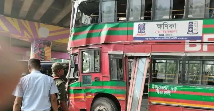 কারওয়ান বাজারে ঢাবির বাস দুর্ঘটনা, আহত অন্তত ৮ শিক্ষার্থী