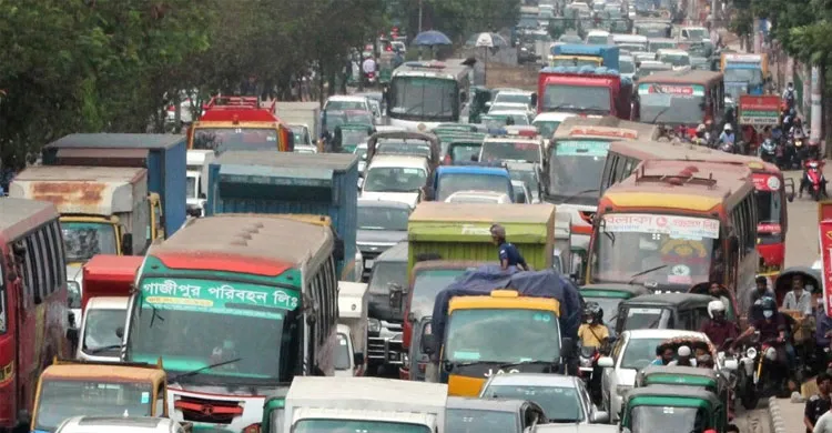 তেলের পাম্প ঘিরে বিশৃংখলায় রাজধানী জুড়ে যানজট