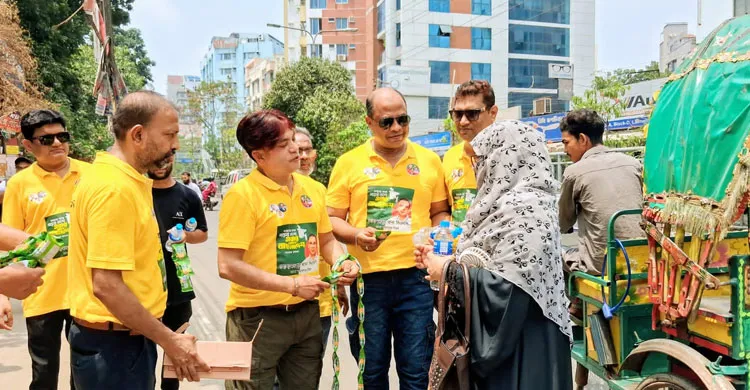 এসএসসি পরীক্ষার্থীদের অভিভাবকদের মাঝে পানি বিতরণে মোহাম্মদপুর থানা বিএনপি নেতৃবৃন্দ