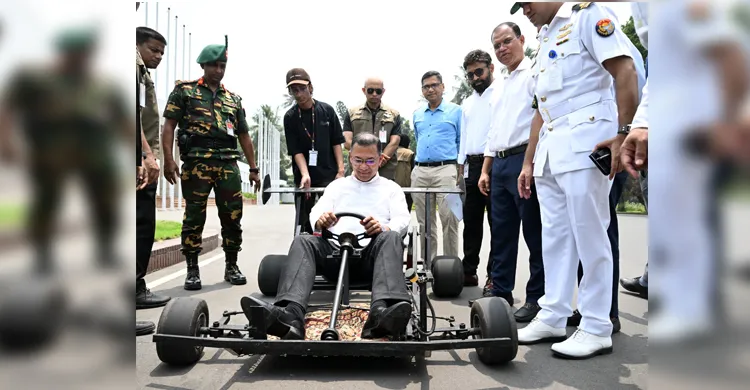 কলেজ শিক্ষার্থীর তৈরি গো-কার্ট চালিয়ে দেখলেন প্রধানমন্ত্রী তারেক রহমান