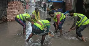 বৃষ্টি ও জলাবদ্ধতায় অচল ঢাকা, ভোগান্তিতে নগরবাসী