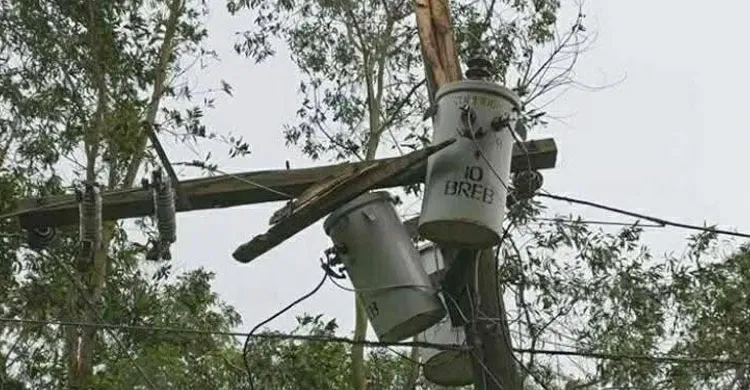 ঝড়ের তাণ্ডবে কুমিল্লায় বিদ্যুৎ বিপর্যয়: ৩৫ ট্রান্সফরমার নষ্ট, অন্ধকারে ২৭ হাজার গ্রাহক