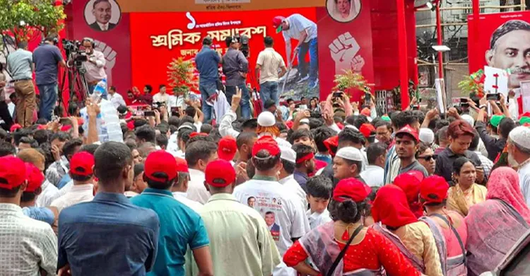 নয়াপল্টনে শ্রমিকদের ঢল, তারেক রহমানের প্রথম জনসভা ঘিরে উচ্ছ্বাস